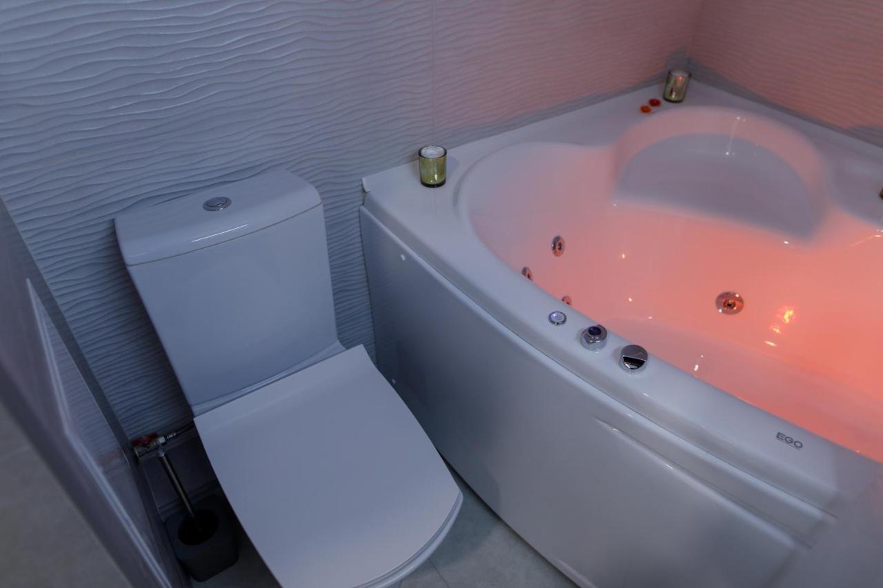 Studio Suite Near Lake With Jacuzzi Sumy Exteriér fotografie