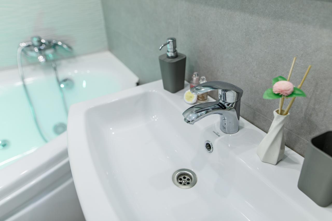 Studio Suite Near Lake With Jacuzzi Sumy Exteriér fotografie